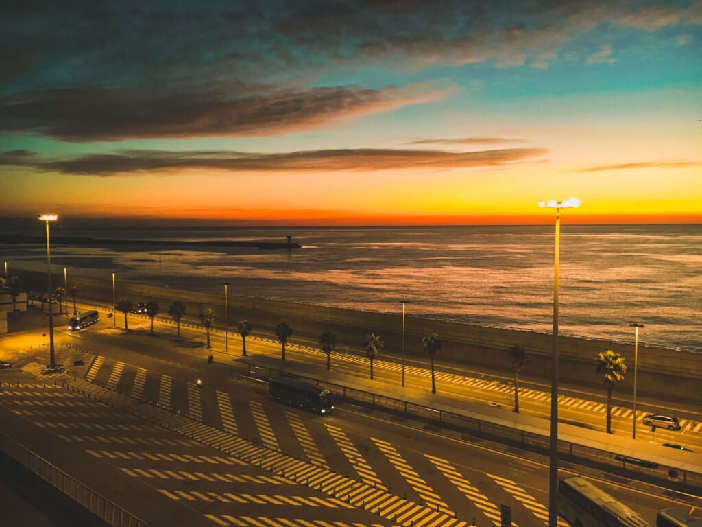 L'alba dal porto di Barcellona