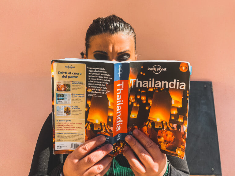Come creare un itinerario di viaggio perfetto: acquistare la Lonely Planet relativa alla destinazione