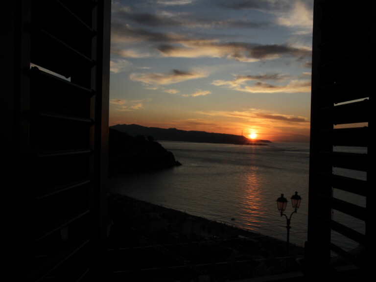 Tramonto sullo stretto