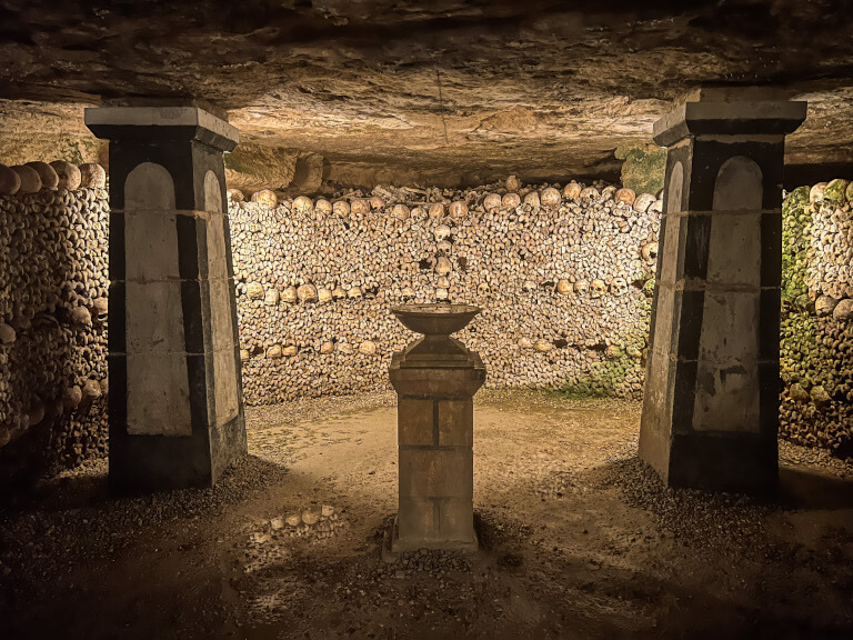 Dettagli delle catacombe di Parigi