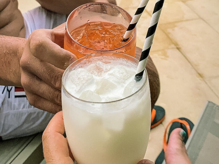 I cocktails in piscina del dusitD2 di Ao Nang