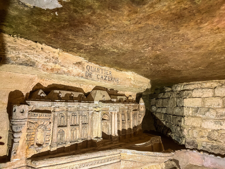 Sculture nella roccia all'interno delle catacombe di Parigi