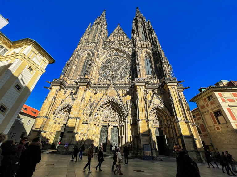 Visitare il Castello di Praga: la facciata della Cattedrale di San Vito